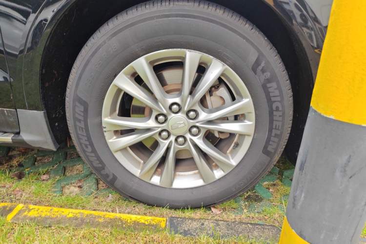 Used Cadillac XT5 2020 28T Luxury Version Right Front Wheel Hub