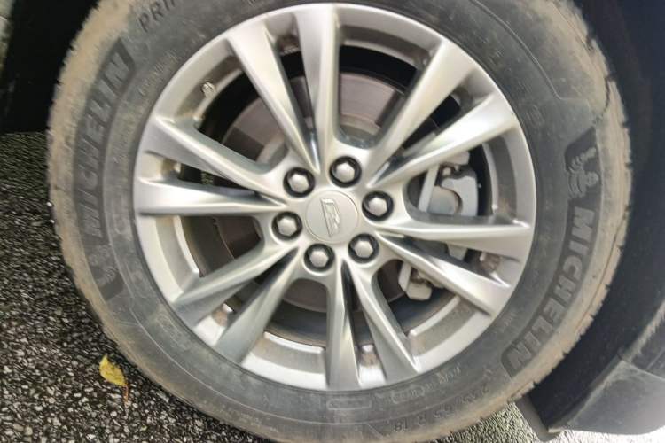 Used Cadillac XT5 2020 28T Luxury Version Right Front Wheel Hub