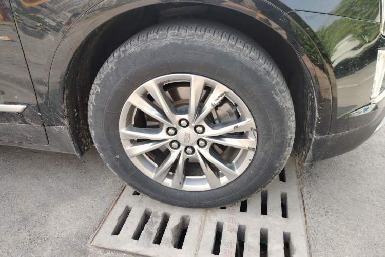 Used Cadillac XT5 2020 28T Luxury Version Right Front Wheel Hub