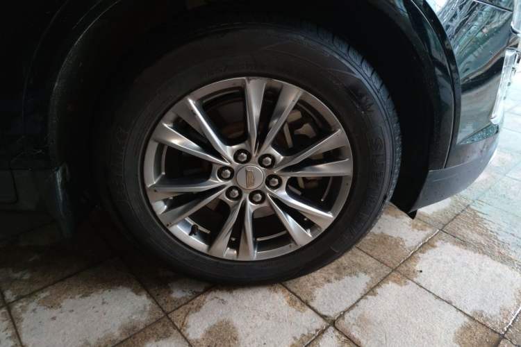 Used Cadillac XT5 2020 28T Luxury Version Right Front Wheel Hub