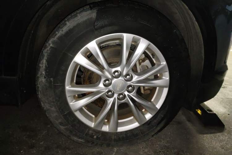 Used Cadillac XT5 2020 28T Four-Wheel Drive Luxury Version Right Front Wheel Hub