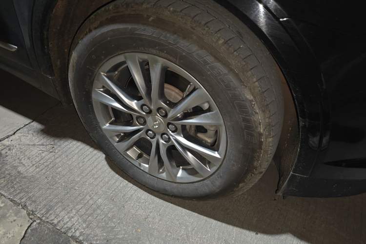 Used Cadillac XT5 2020 Revised Version 28T Luxury Edition Right Front Wheel Hub