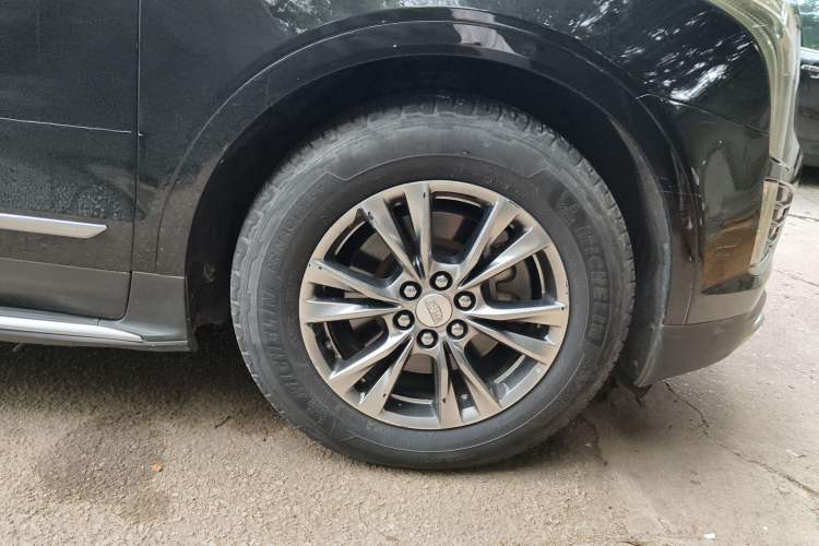 Used Cadillac XT5 2020 28T Luxury Version Right Front Wheel Hub
