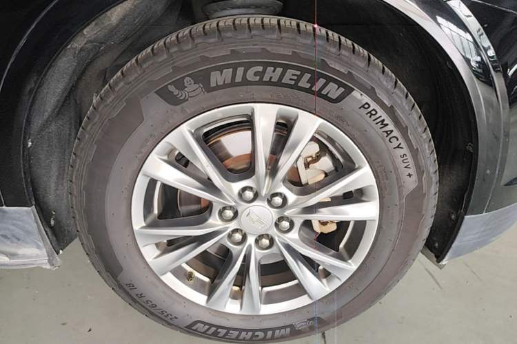 Used Cadillac XT5 2020 28T Luxury Version Right Front Wheel Hub