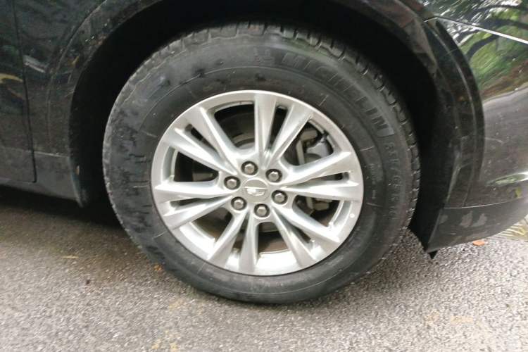Used Cadillac XT5 2020 28T Tech Edition Right Front Wheel Hub
