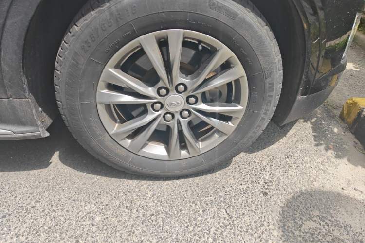 Used Cadillac XT5 2020 28T Luxury Version Right Front Wheel Hub