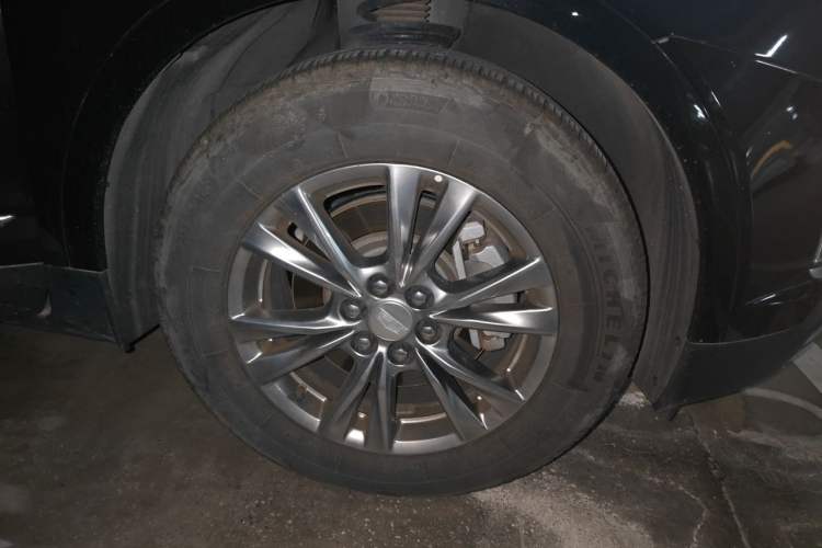 Used Cadillac XT5 2020 28T Four-Wheel Drive Tech Version Right Front Wheel Hub