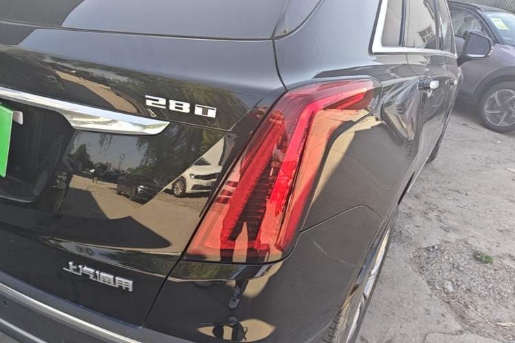 Used Cadillac XT5 2020 28T Luxury Version Right Rear Taillight
