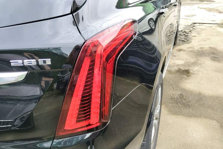 Used Cadillac XT5 2020 28T Luxury Version Right Rear Taillight