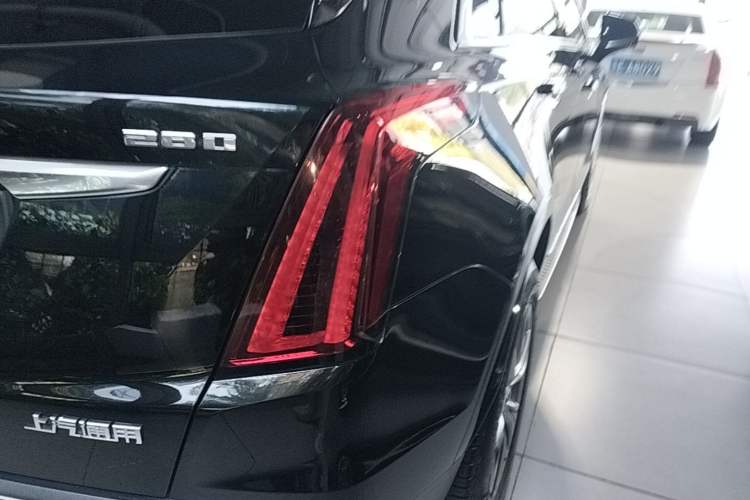 Used Cadillac XT5 2020 28T Luxury Version Right Rear Taillight
