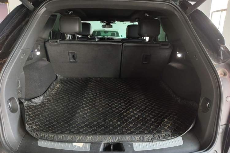 Used Cadillac XT5 2020 28T Luxury Version Trunk