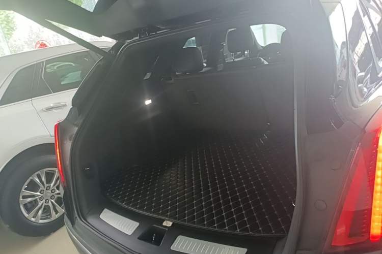 Used Cadillac XT5 2020 28T Luxury Version Trunk