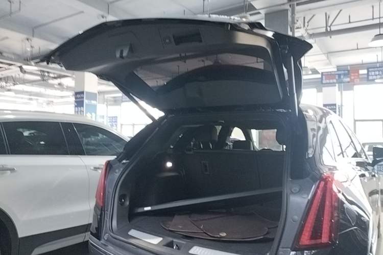 Used Cadillac XT5 2020 28T Luxury Version Trunk