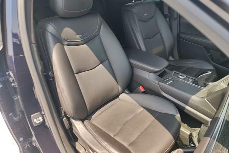 Used Cadillac XT5 2020 28T Luxury Version Right Front Seat
