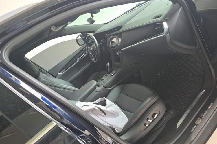 Used Cadillac XT5 2020 Revised Version 28T Luxury Edition Right Front Seat