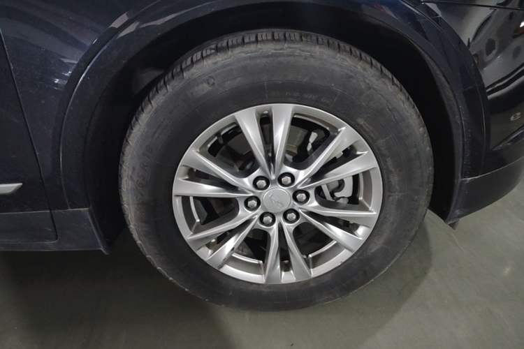 Used Cadillac XT5 2020 Revised Version 28T Luxury Edition Right Front Wheel Hub