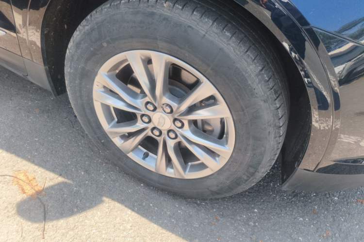 Used Cadillac XT5 2020 28T Luxury Version Right Front Wheel Hub