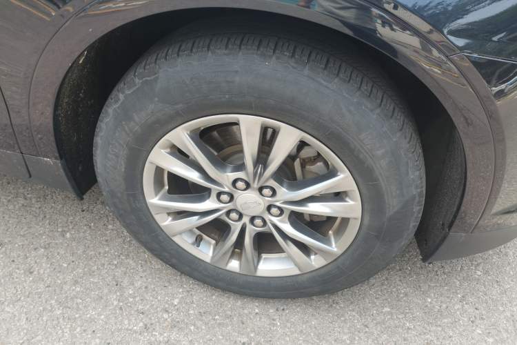Used Cadillac XT5 2020 28T Luxury Version Right Front Wheel Hub