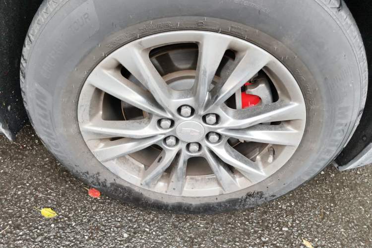 Used Cadillac XT5 2020 28T Luxury Version Right Front Wheel Hub