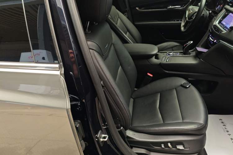 Used Cadillac XT5 2020 28T Luxury Version Right Front Seat