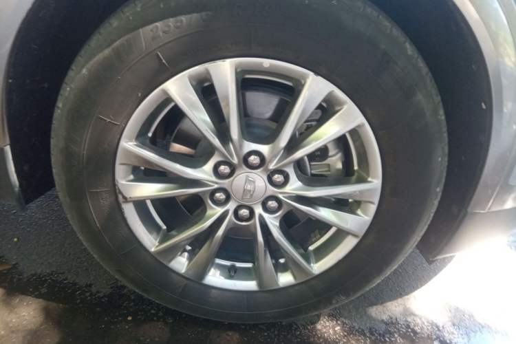 Used Cadillac XT5 2020 28T Luxury Version Right Front Wheel Hub