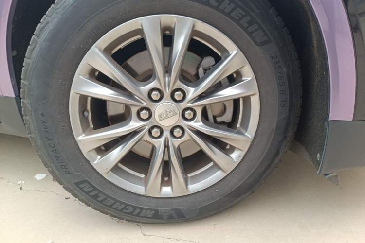 Used Cadillac XT5 2020 28T Luxury Version Right Front Wheel Hub