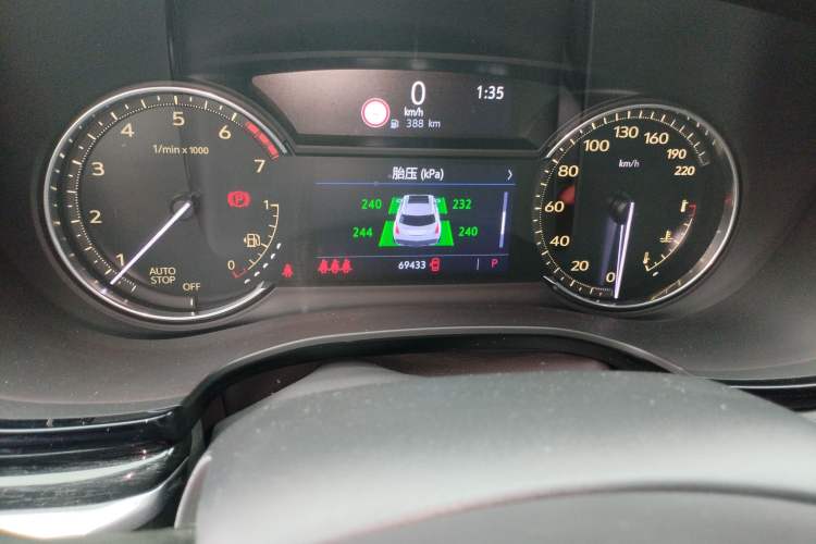 Used Cadillac XT5 2020 Revised Version 28T Luxury Edition Odometer Close Up