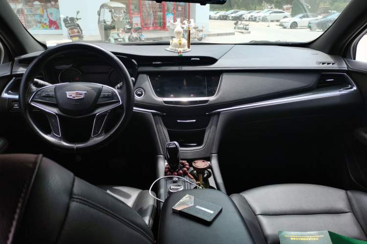 Used Cadillac XT5 2020 Revised Version 28T Luxury Edition Center Console