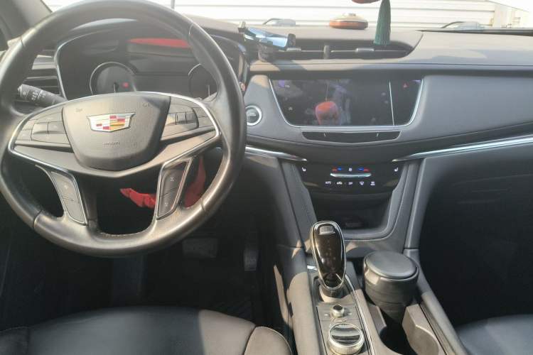 Used Cadillac XT5 2020 Revised Version 28T Luxury Edition Center Console
