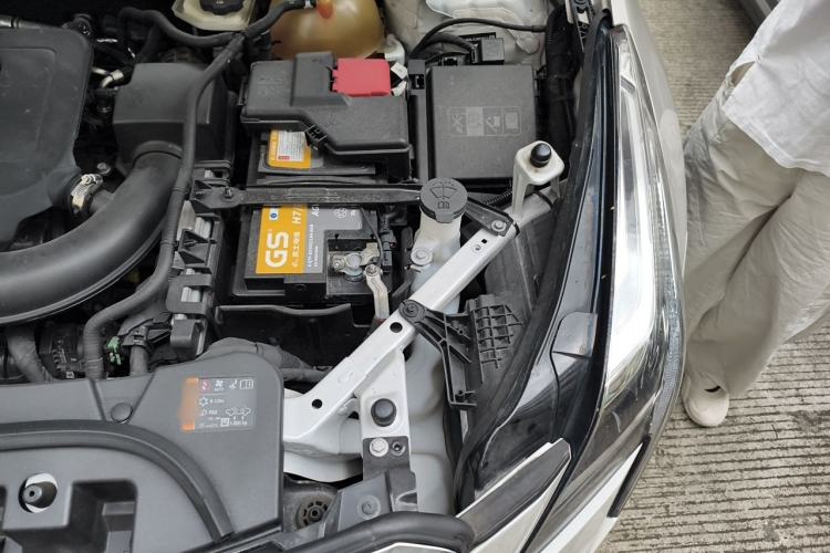 Used Cadillac XT5 2020 28T Four-Wheel Drive Tech Version Engine Bay Left