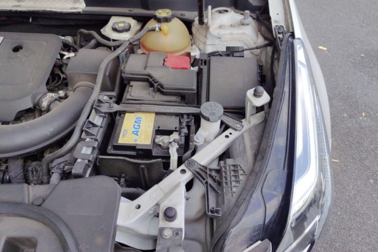 Used Cadillac XT5 2020 28T Luxury Version Engine Bay Left