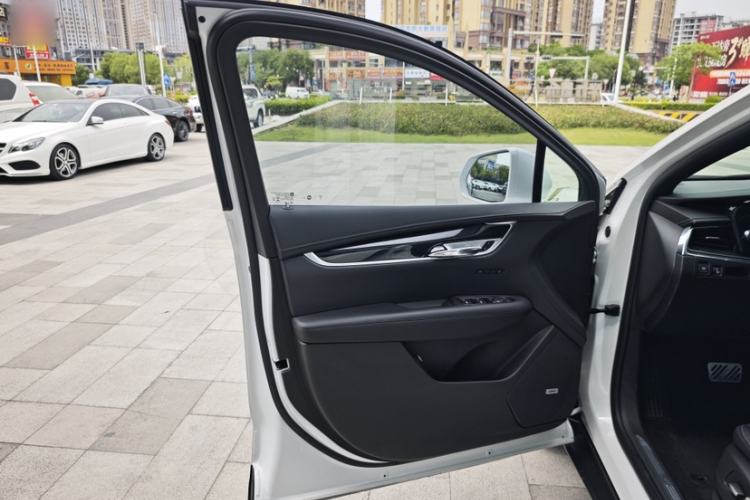 Used Cadillac XT5 2020 28T Luxury Version Interior 13