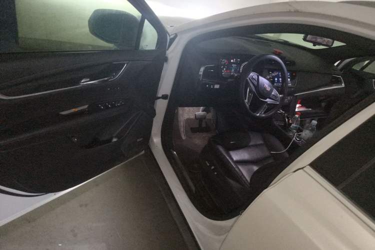 Used Cadillac XT5 2020 28T Luxury Version Interior 3