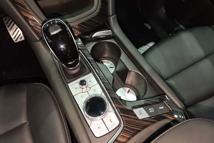 Used Cadillac XT5 2020 28T Luxury Version Interior 8