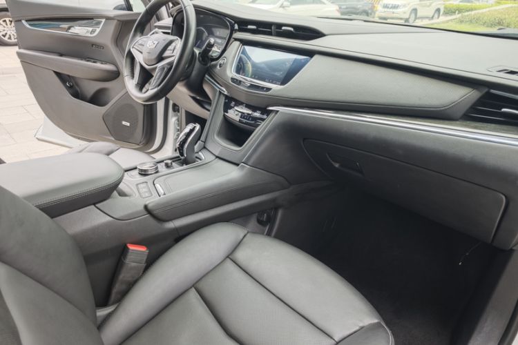Used Cadillac XT5 2020 28T Luxury Version Interior 8