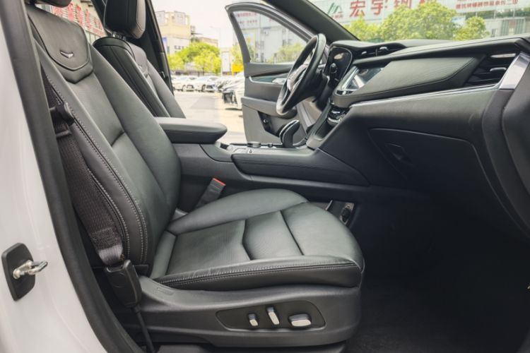 Used Cadillac XT5 2020 28T Luxury Version Interior 9