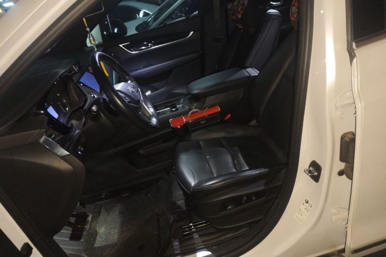 Used Cadillac XT5 2020 28T Luxury Version Left Front Seat