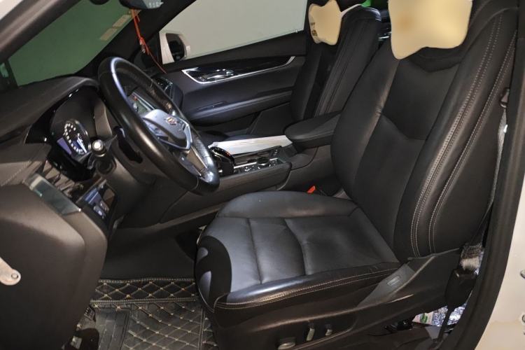 Used Cadillac XT5 2020 28T Luxury Version Left Front Seat