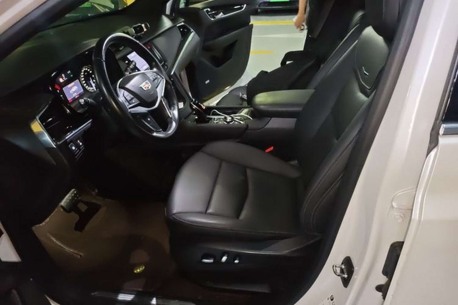 Used Cadillac XT5 2020 28T Luxury Version Left Front Seat