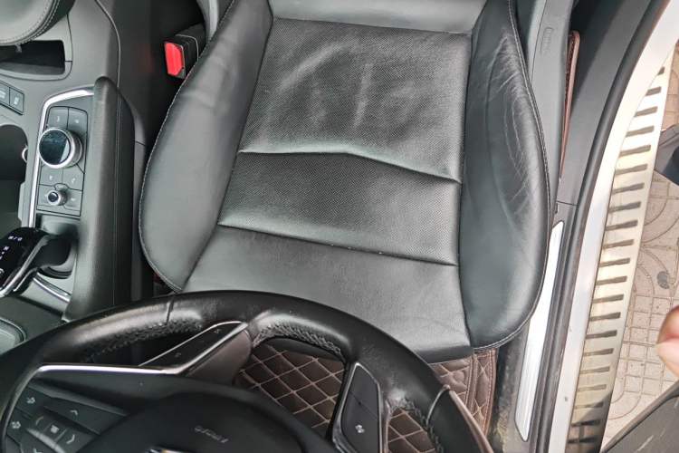 Used Cadillac XT5 2020 28T Luxury Version Left Front Seat
