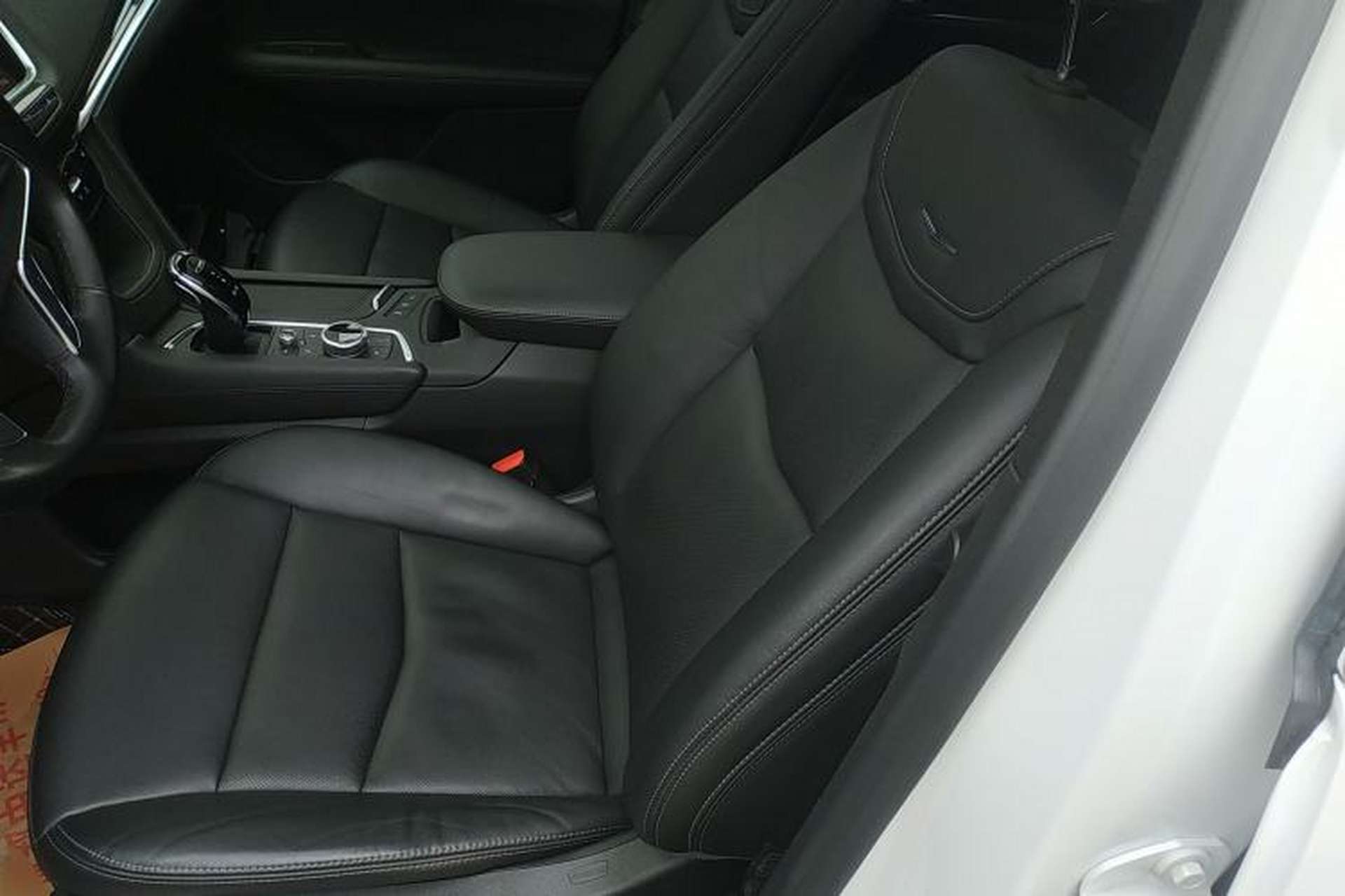 Used Cadillac XT5 2020 28T Luxury Version Left Front Seat