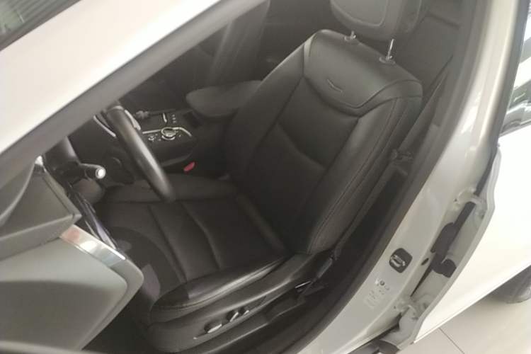 Used Cadillac XT5 2020 Revised Version 28T Luxury Edition Left Front Seat
