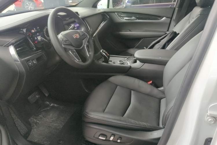 Used Cadillac XT5 2020 28T Luxury Version Left Front Seat