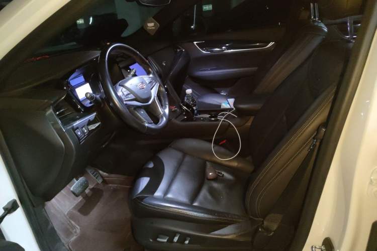 Used Cadillac XT5 2020 28T Luxury Version Left Front Seat