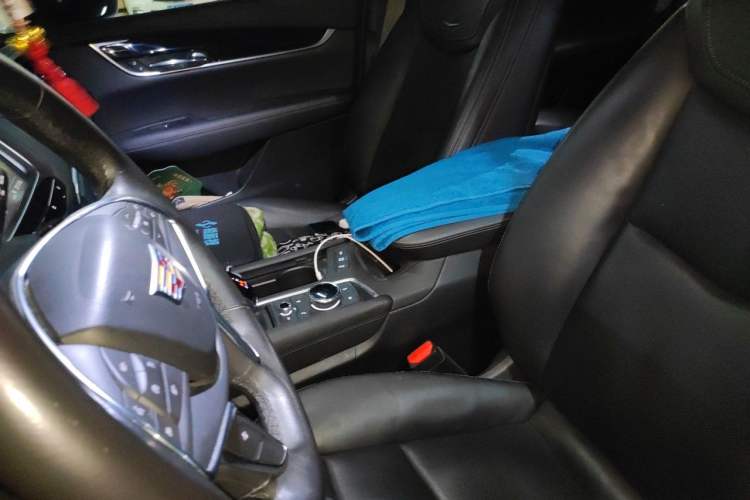 Used Cadillac XT5 2020 28T Luxury Version Left Front Seat