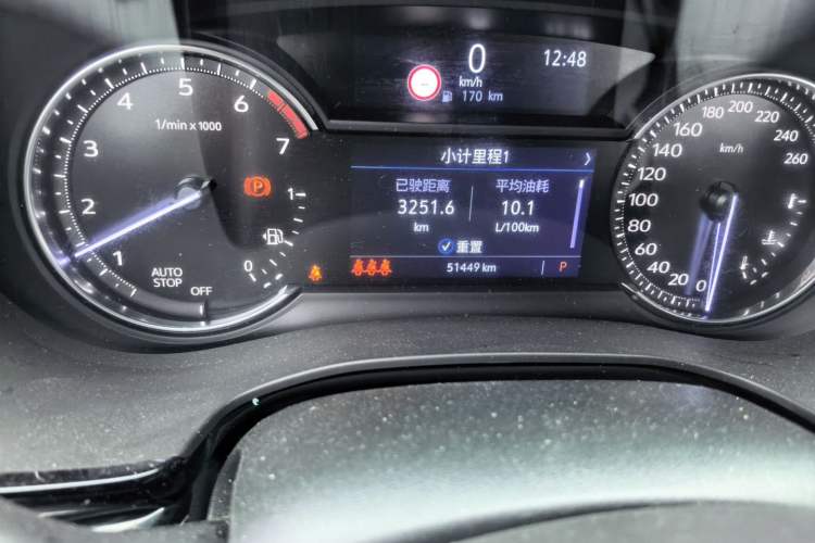 Used Cadillac XT5 2020 28T Luxury Version Odometer Close Up