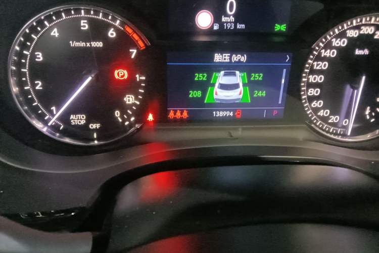 Used Cadillac XT5 2020 28T Luxury Version Odometer Close Up