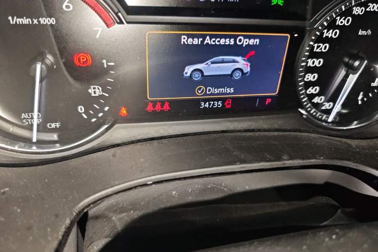 Used Cadillac XT5 2020 28T Luxury Version Odometer Close Up