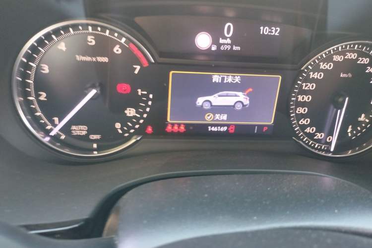 Used Cadillac XT5 2020 28T Luxury Version Odometer Close Up
