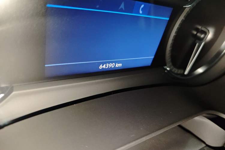 Used Cadillac XT5 2020 28T Luxury Version Odometer Close Up